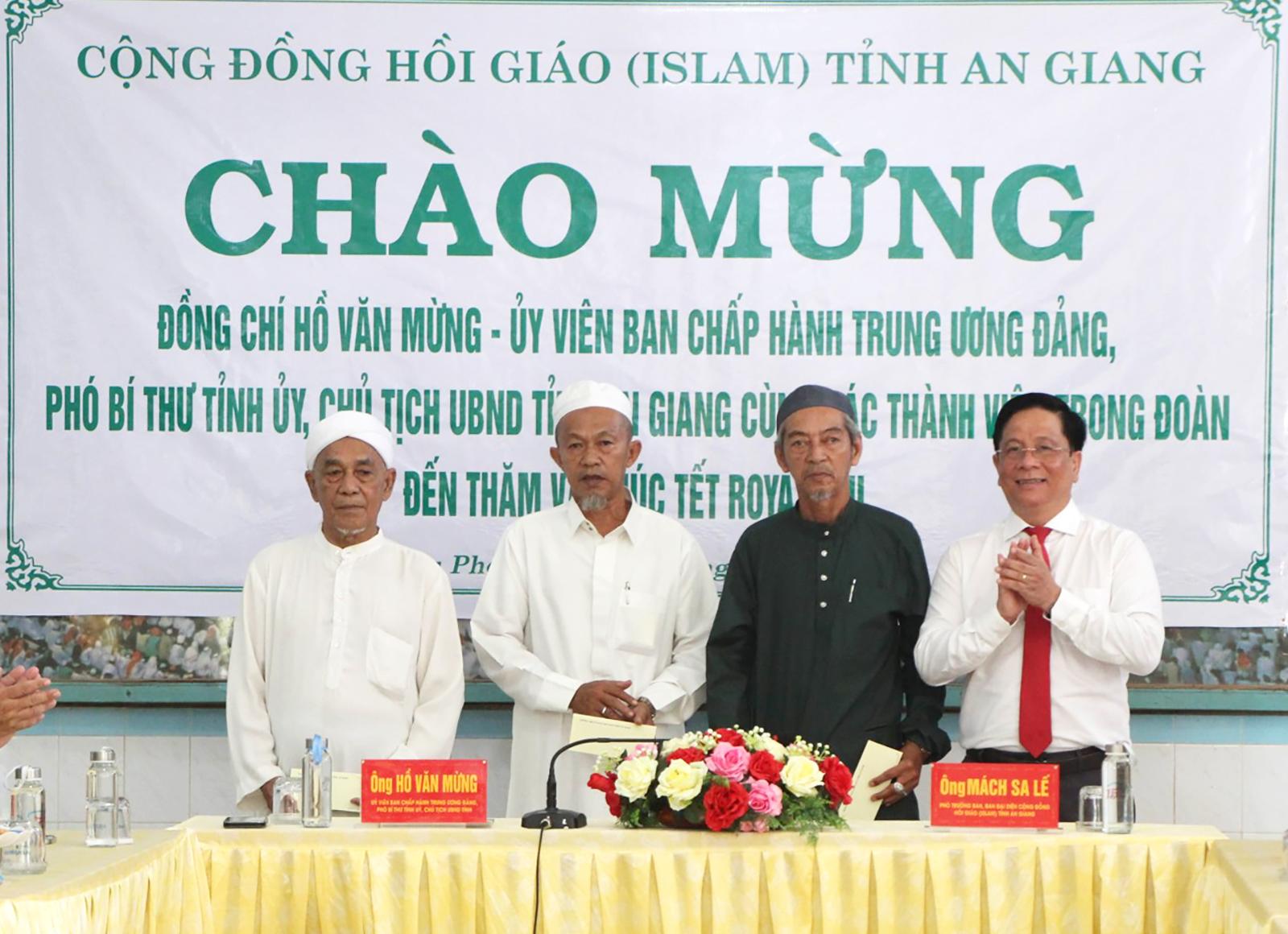 Chủ tịch UBND tỉnh An Giang Hồ Văn Mừng chúc Tết Roya Haji tại xã Châu Phong