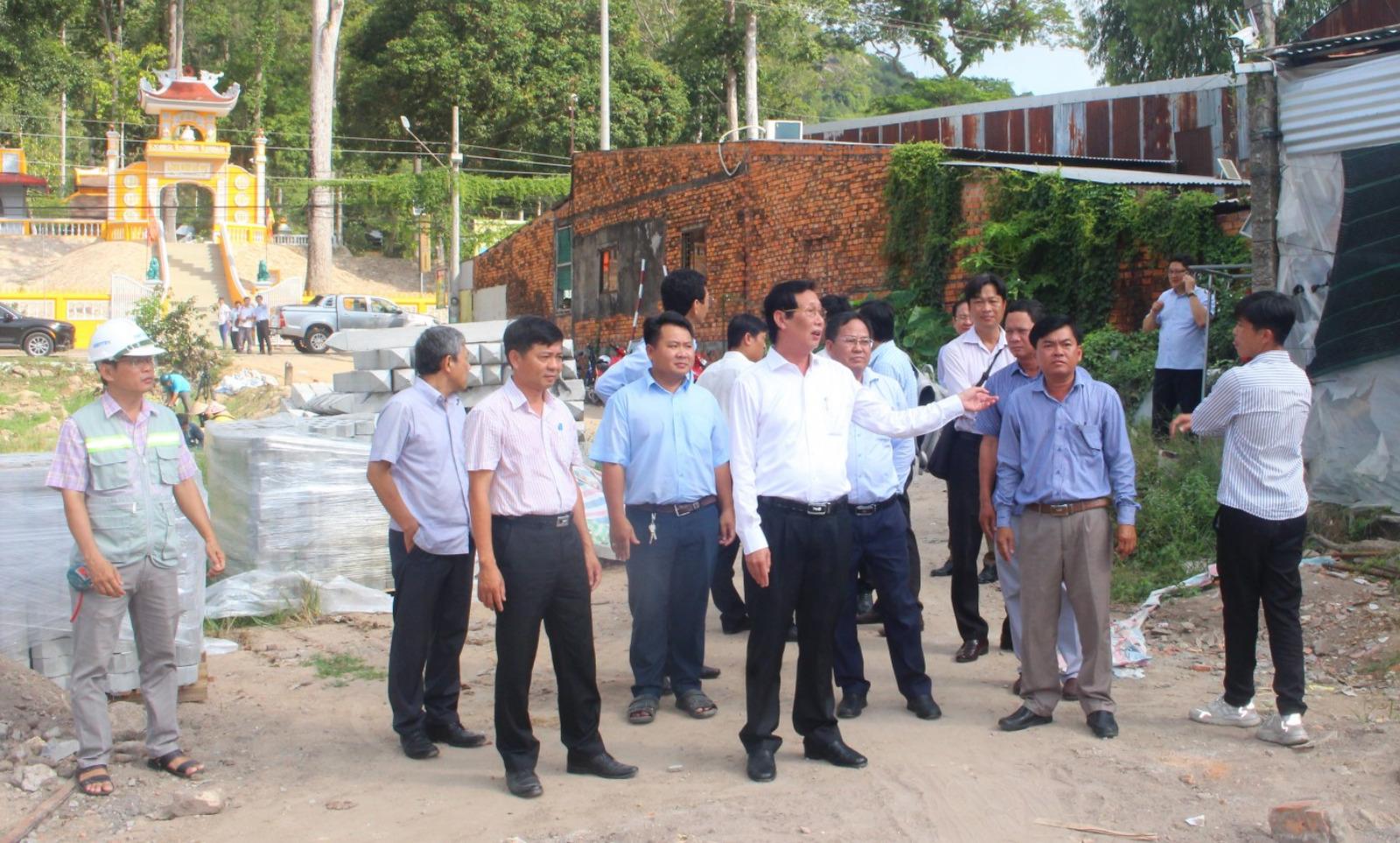Tháo gỡ khó khăn, chuẩn bị đón đoàn chuyên gia quốc tế ICOMOS khảo sát khu di tích khảo cổ Óc Eo - Ba Thê Đoàn công tác kiểm tra thực tế tại di tích Gò Sáu Thuận.