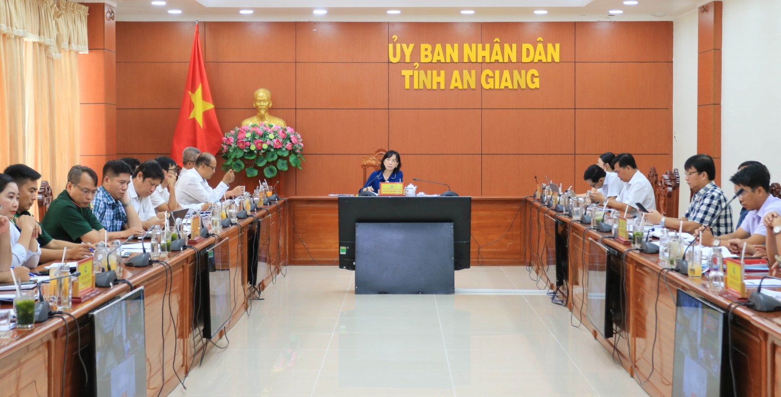 Phấn đấu đảm bảo hoàn thành mục tiêu giải ngân 100% vốn đầu tư công năm 2026 Quang cảnh buổi làm việc