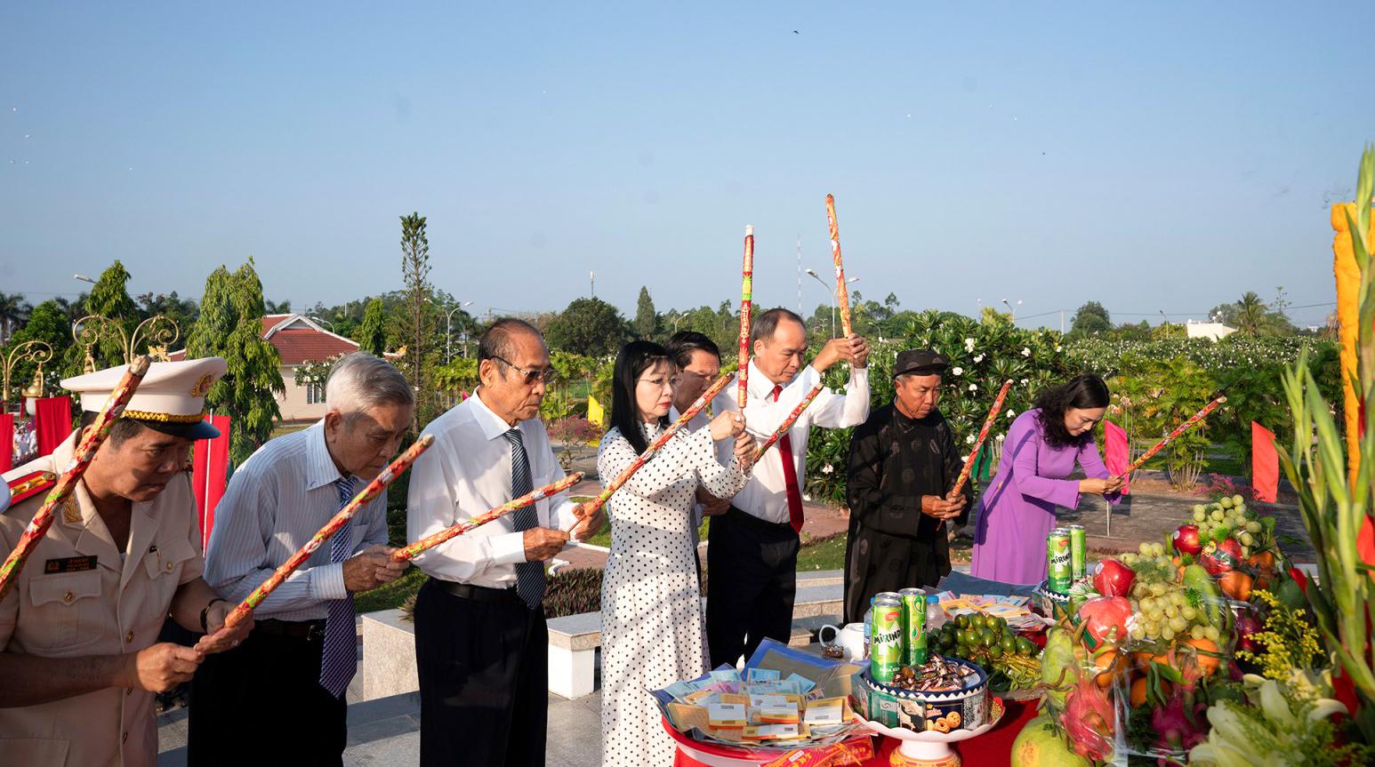 Lãnh đạo tỉnh An Giang viếng Nghĩa trang liệt sĩ tỉnh