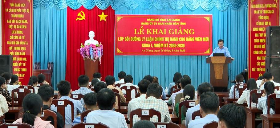 Bồi dưỡng lý luận chính trị cho 99 đảng viên dự bị