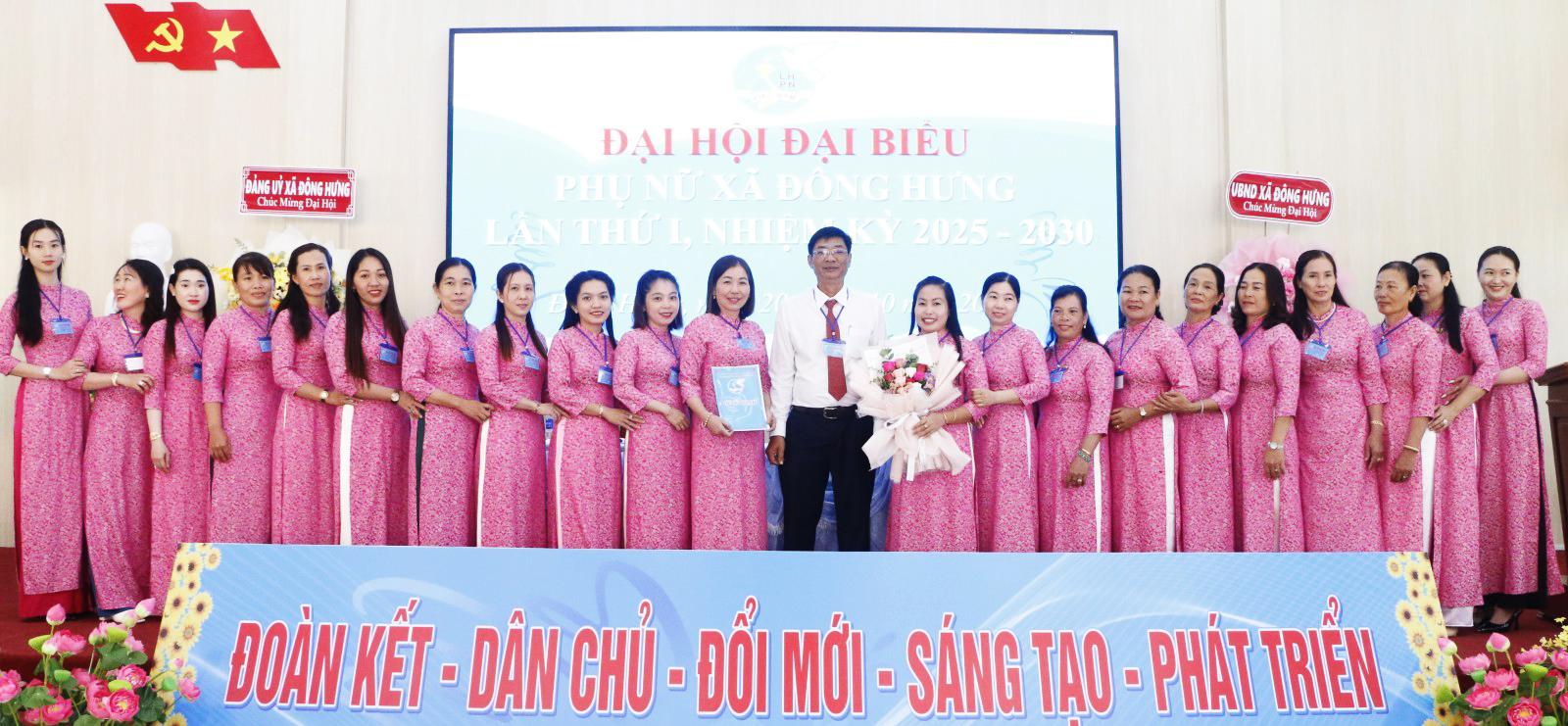Phó Bí thư Thường trực Đảng ủy, Chủ tịch HĐND xã Đông Hưng Nguyễn Hoàng Ân trao quyết định cho Ban Chấp hành Hội Liên hiệp Phụ nữ xã Đông Hưng khóa I với 21 đồng chí, nhiệm kỳ 2025-2030.