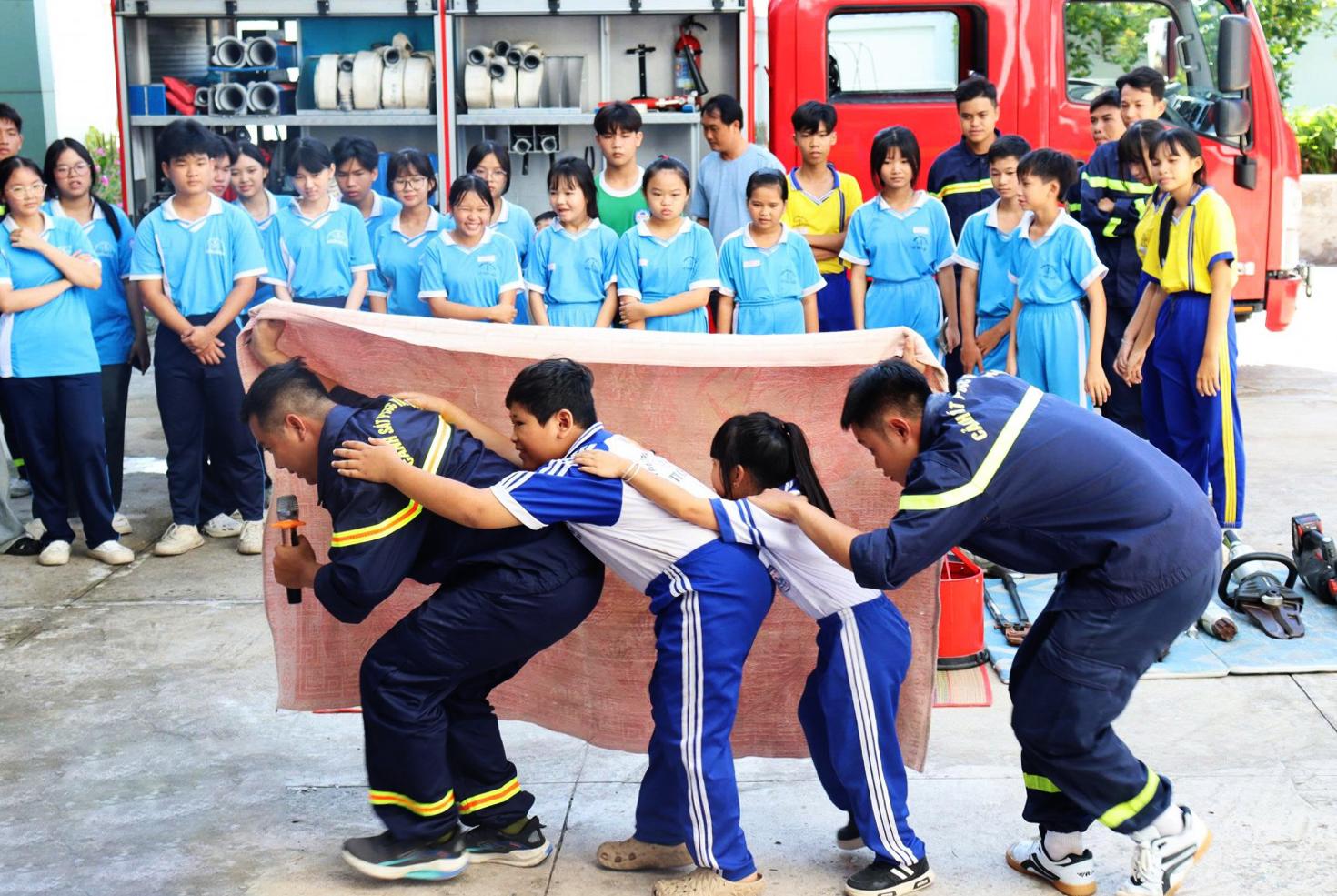 100 học sinh Chợ Mới trải nghiệm “Một ngày làm chiến sĩ phòng cháy chữa cháy”