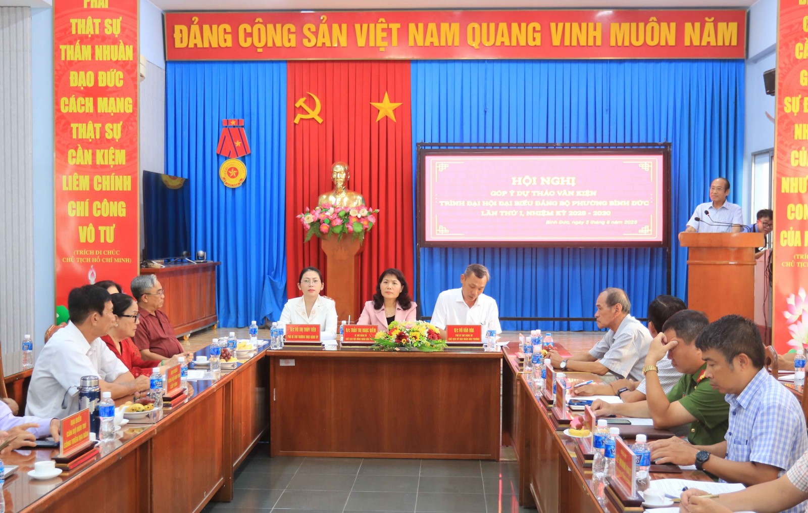 Hội nghị đóng góp dự thảo Báo cáo chính trị Đại hội Đảng bộ phường Bình Đức Đại biểu tham dự hội nghị