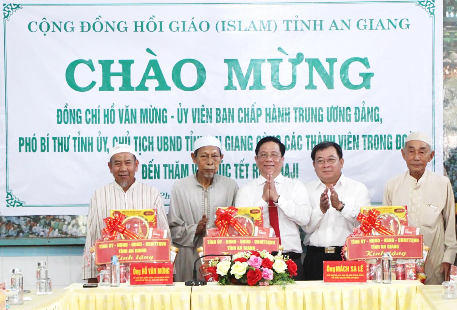 Chủ tịch UBND tỉnh An Giang Hồ Văn Mừng chúc Tết Roya Haji tại xã Châu Phong