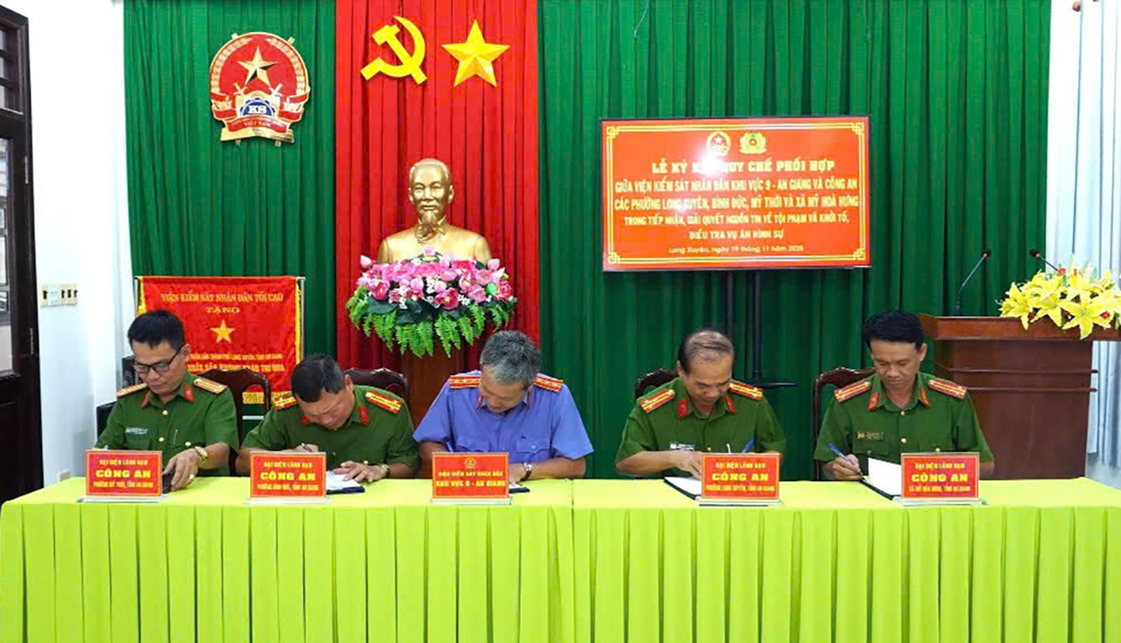 Viện Kiểm sát ký kết quy chế phối hợp cùng công an 102 phường, xã, đặc khu Các đơn vị ký kết Quy chế với Viện Kiểm sát nhân dân Khu vực 9