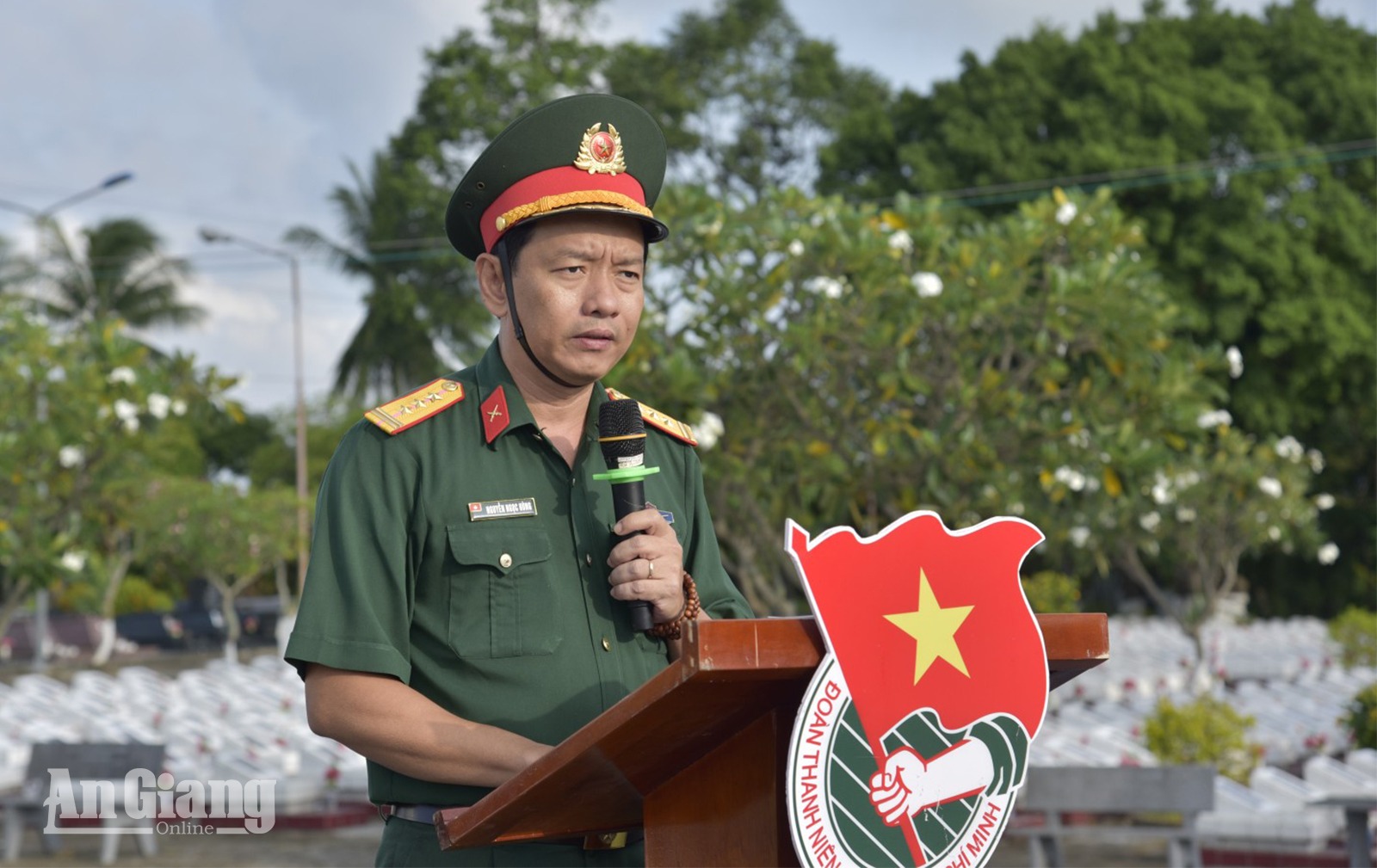 Viettel An Giang thắp hương, thay mới hoa gần 5.000 phần mộ liệt sĩ