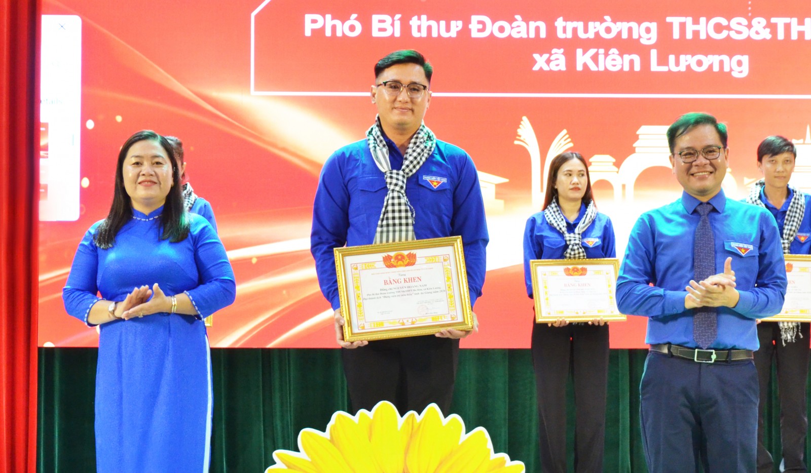 Việc gì khó có thanh niên