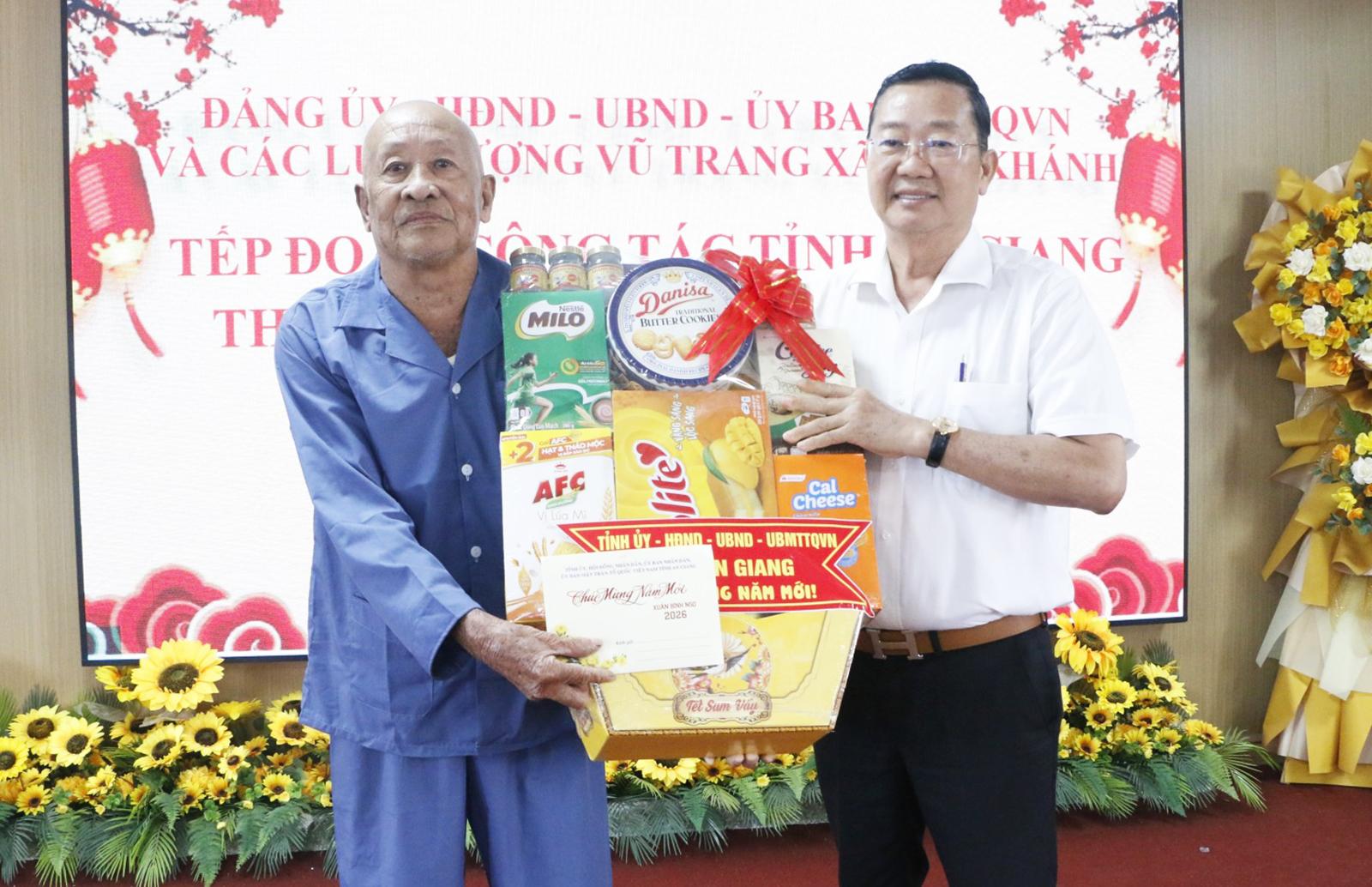 Giám đốc Sở Giáo dục và Đào tạo tỉnh An Giang Trần Quang Bảo chúc tết tại xã Vân Khánh