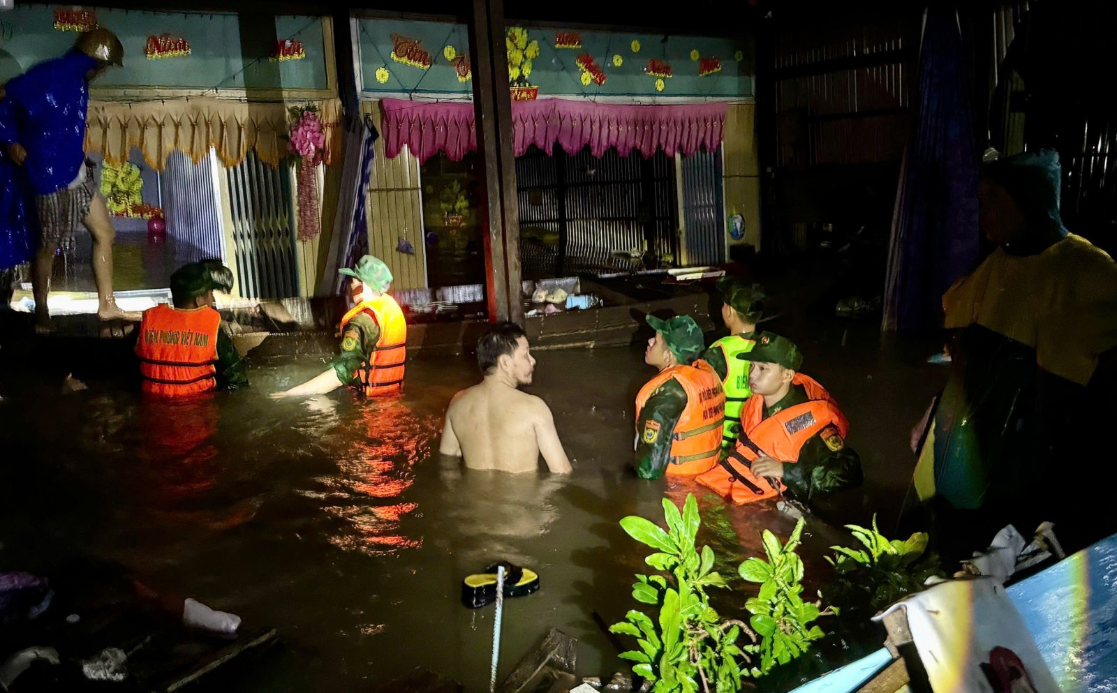 Biên phòng hỗ trợ người dân di dời tài sản ra khỏi khu vực ngập do mưa lớn