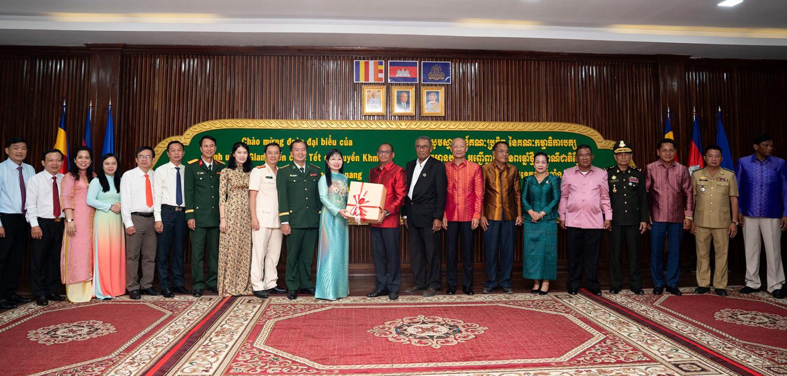 Phó Bí thư Tỉnh ủy, Chủ tịch Ủy ban MTTQ Việt Nam tỉnh An Giang Trần Thị Thanh Hương chúc tết Chôl Chnăm Thmây tại tỉnh Kampong Chhnang