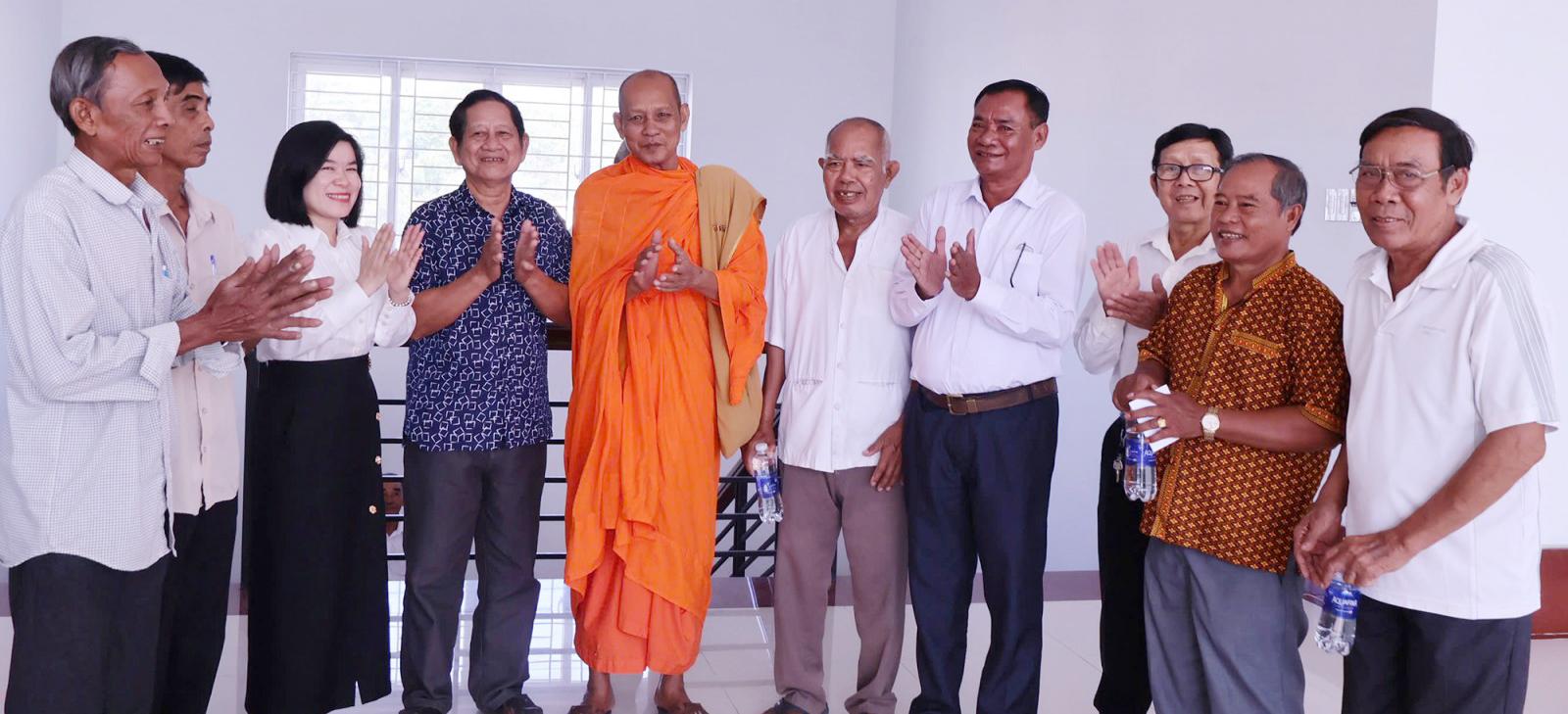 Châu Thành họp mặt, chúc mừng các cá nhân tiêu biểu, người có uy tín là đồng bào Khmer