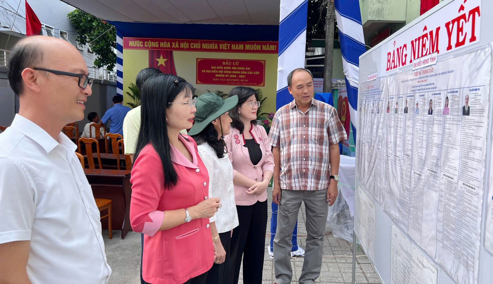 Phó Chủ tịch Ủy ban Bầu cử tỉnh An Giang Trần Thị Thanh Hương kiểm tra công tác chuẩn bị bầu cử Phó Bí thư Tỉnh ủy, Trưởng đoàn Đại biểu Quốc hội tỉnh, Chủ tịch Ủy ban MTTQ Việt Nam tỉnh, Phó Chủ tịch Ủy ban Bầu cử tỉnh An Giang Trần Thị Thanh Hương kiểm tra bảng niêm yết tại khu vực bỏ phiếu khóm Đông An