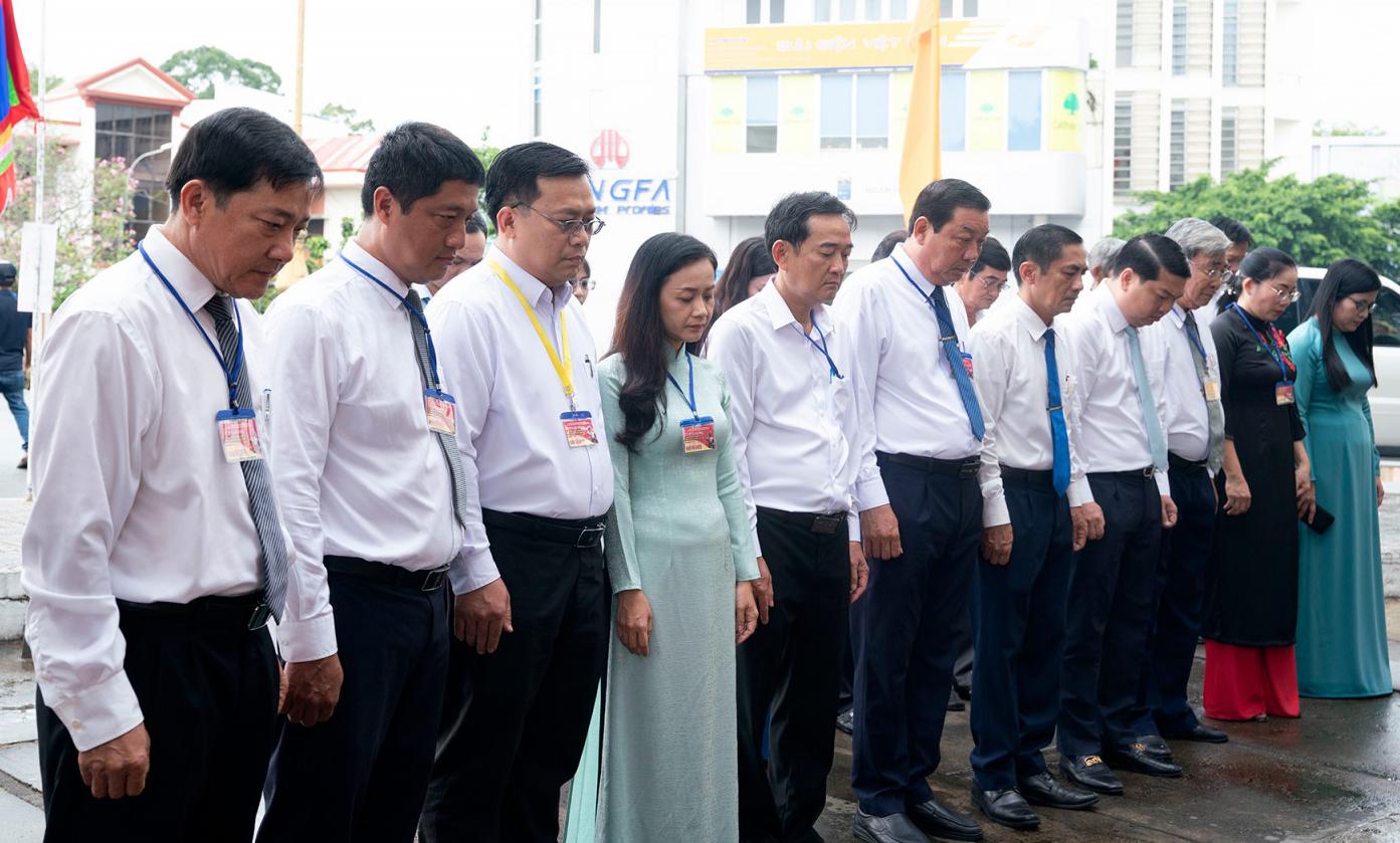 Thắp hương Bia ghi dấu địa điểm Anh hùng dân tộc Nguyễn Trung Trực bị giặc Pháp hành hình năm 1868