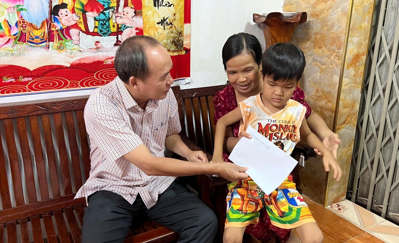 Bí thư Đảng ủy, Chủ tịch HĐND phường Long Xuyên Lâm Quang Thi tặng quà cho em Đặng Thành Phát, khóm Đông An 1