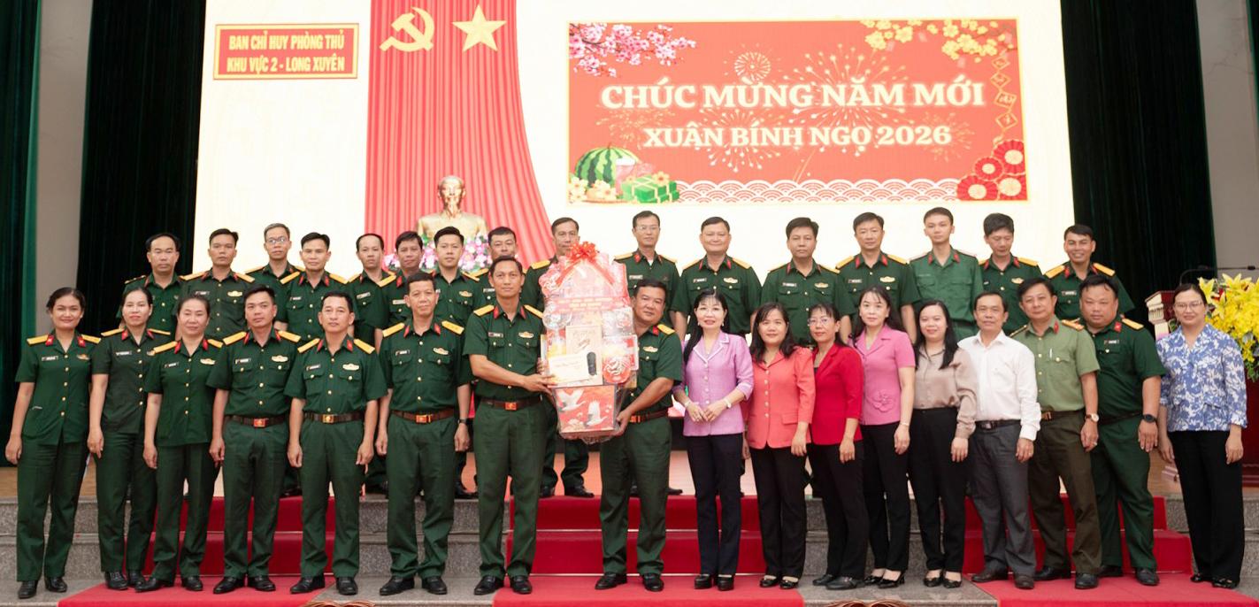 Phó Bí thư Tỉnh ủy An Giang Trần Thị Thanh Hương thăm, động viên cán bộ, chiến sĩ Ban Chỉ huy phòng thủ Khu vực 2 - Long Xuyên