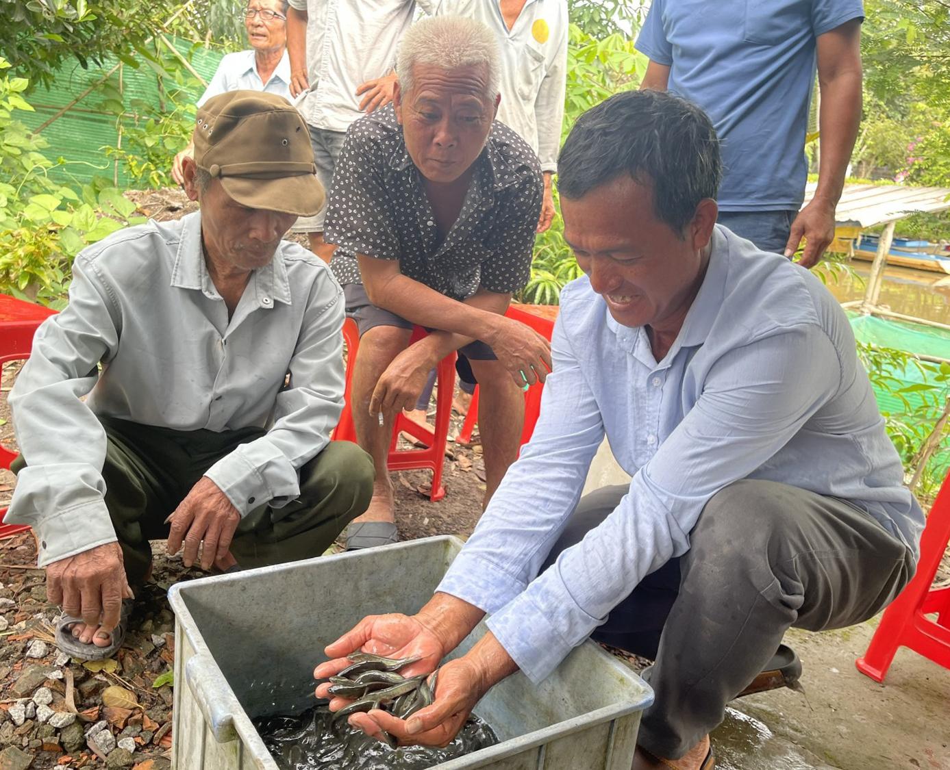 Bàn giao Dự án đa dạng hóa sinh kế, phát triển mô hình giảm nghèo