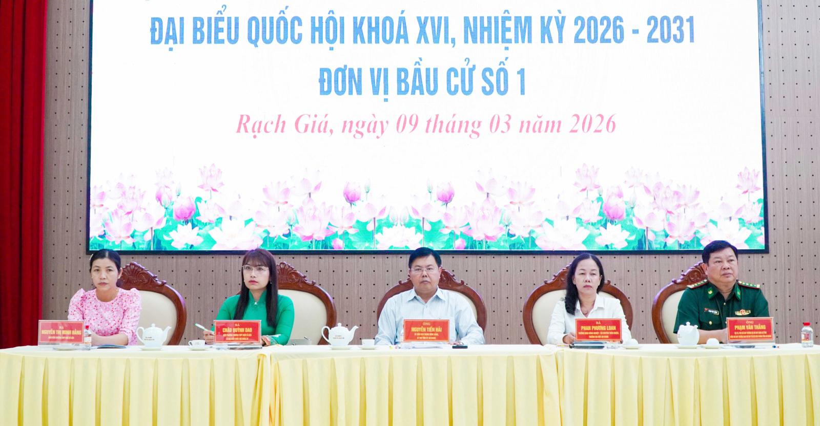 Ứng cử viên đại biểu Quốc hội tiếp xúc cử tri phường Rạch Giá