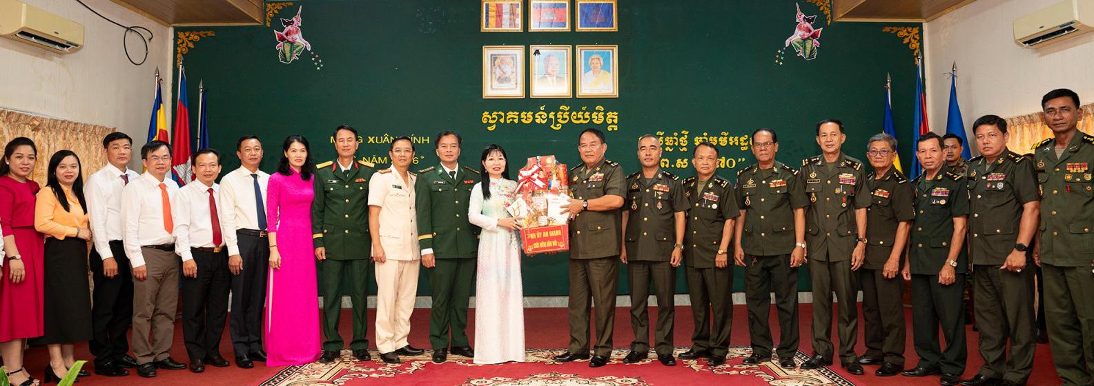 Đồng chí Trần Thị Thanh Hương chúc Tết Chôl Chnăm Thmây tại Bộ Tư lệnh Quân khu 3 - Quân đội Hoàng gia Campuchia
