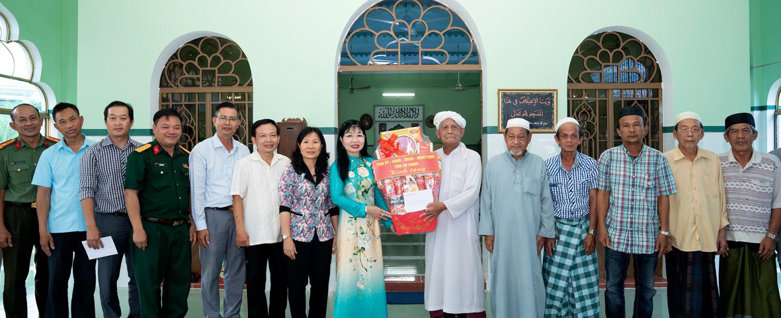 Phó Bí thư Tỉnh ủy, Chủ tịch Ủy ban MTTQ Việt Nam tỉnh An Giang Trần Thị Thanh Hương chúc mừng Tết Roya Haji của đồng bào dân tộc Chăm
