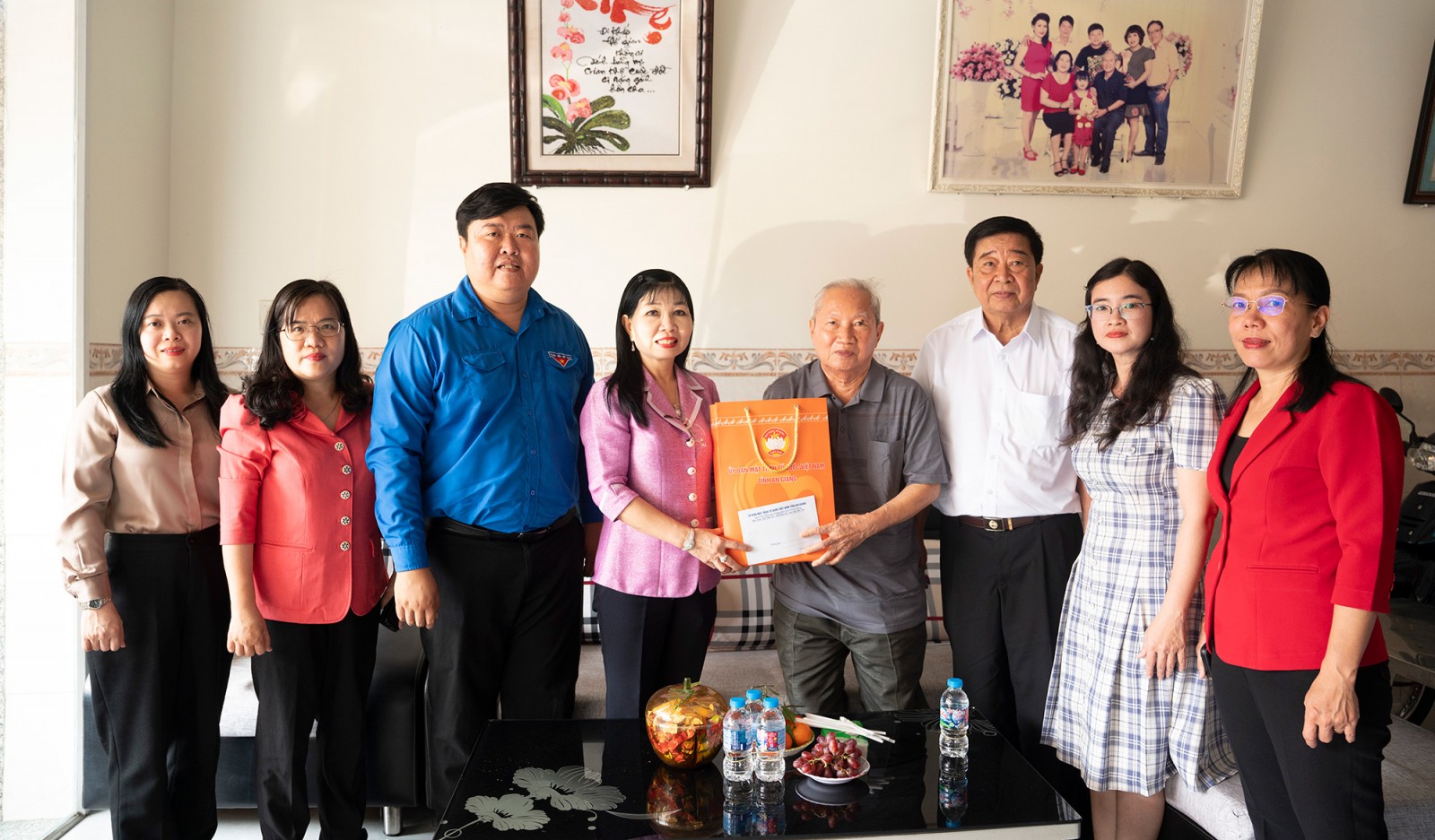 Phó Bí thư Tỉnh ủy Trần Thị Thanh Hương thăm, chúc tết nguyên Chủ tịch Ủy ban MTTQ Việt Nam tỉnh An Giang