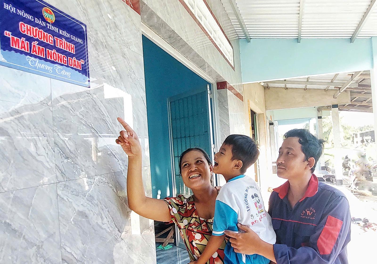 Chăm lo mái ấm cho hội viên nông dân nghèo