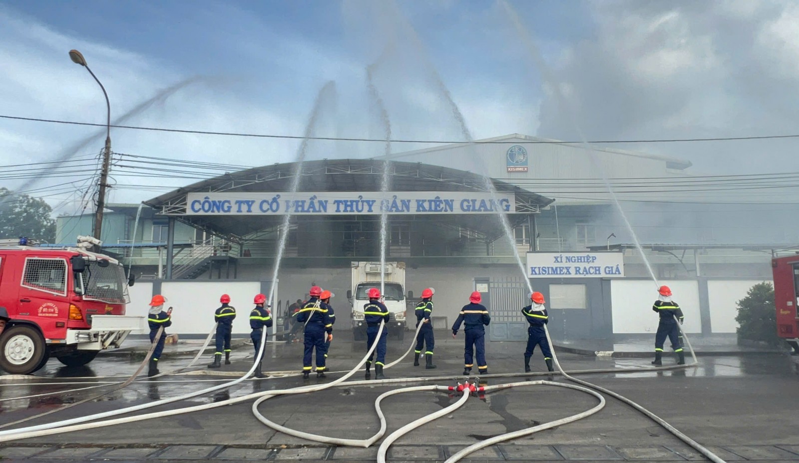 Lực lượng chữa cháy chuyên nghiệp xử lý cháy tại xí nghiệp