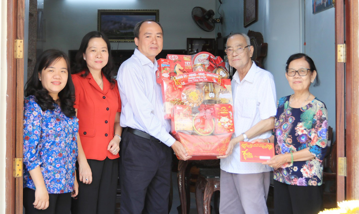 Thăm tặng quà đồng chí Lê Phú Hội, nguyên Bí thư Tỉnh ủy An Giang
