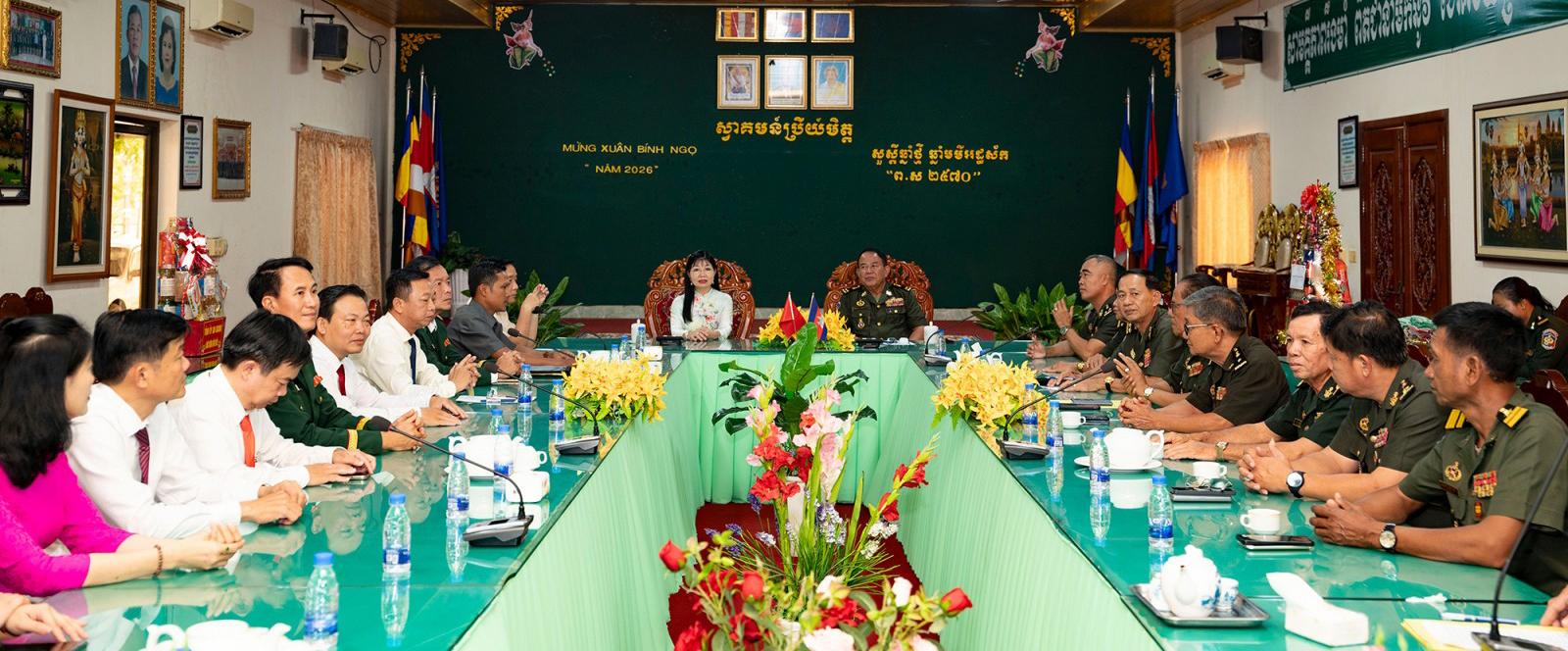 Đồng chí Trần Thị Thanh Hương chúc Tết Chôl Chnăm Thmây tại Bộ Tư lệnh Quân khu 3 - Quân đội Hoàng gia Campuchia
