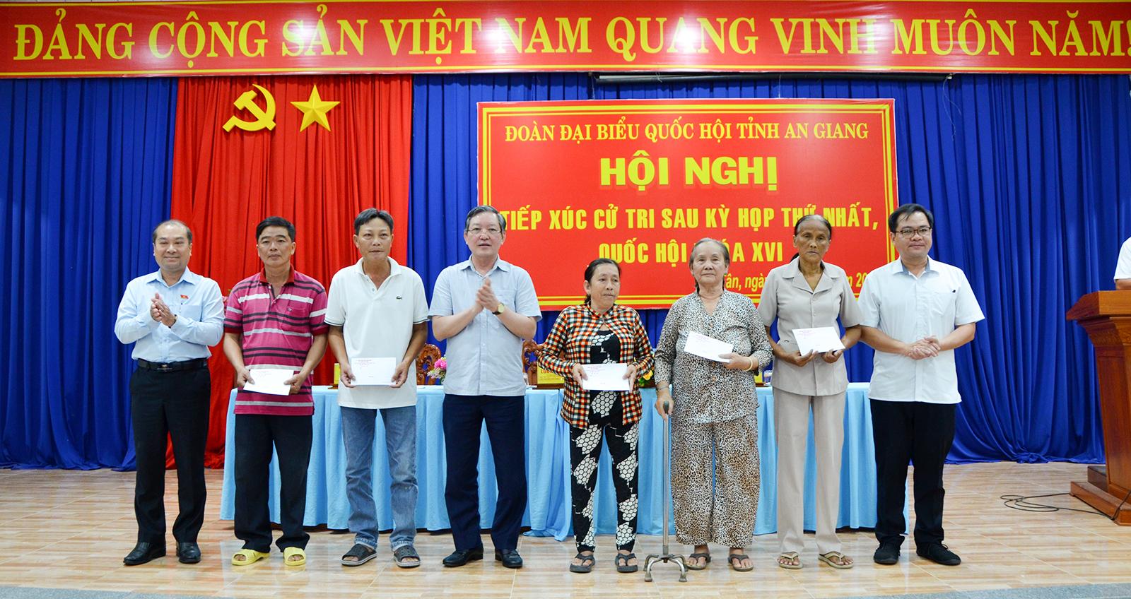 Đoàn Đại biểu Quốc hội tỉnh An Giang tiếp xúc cử tri xã Phú Tân