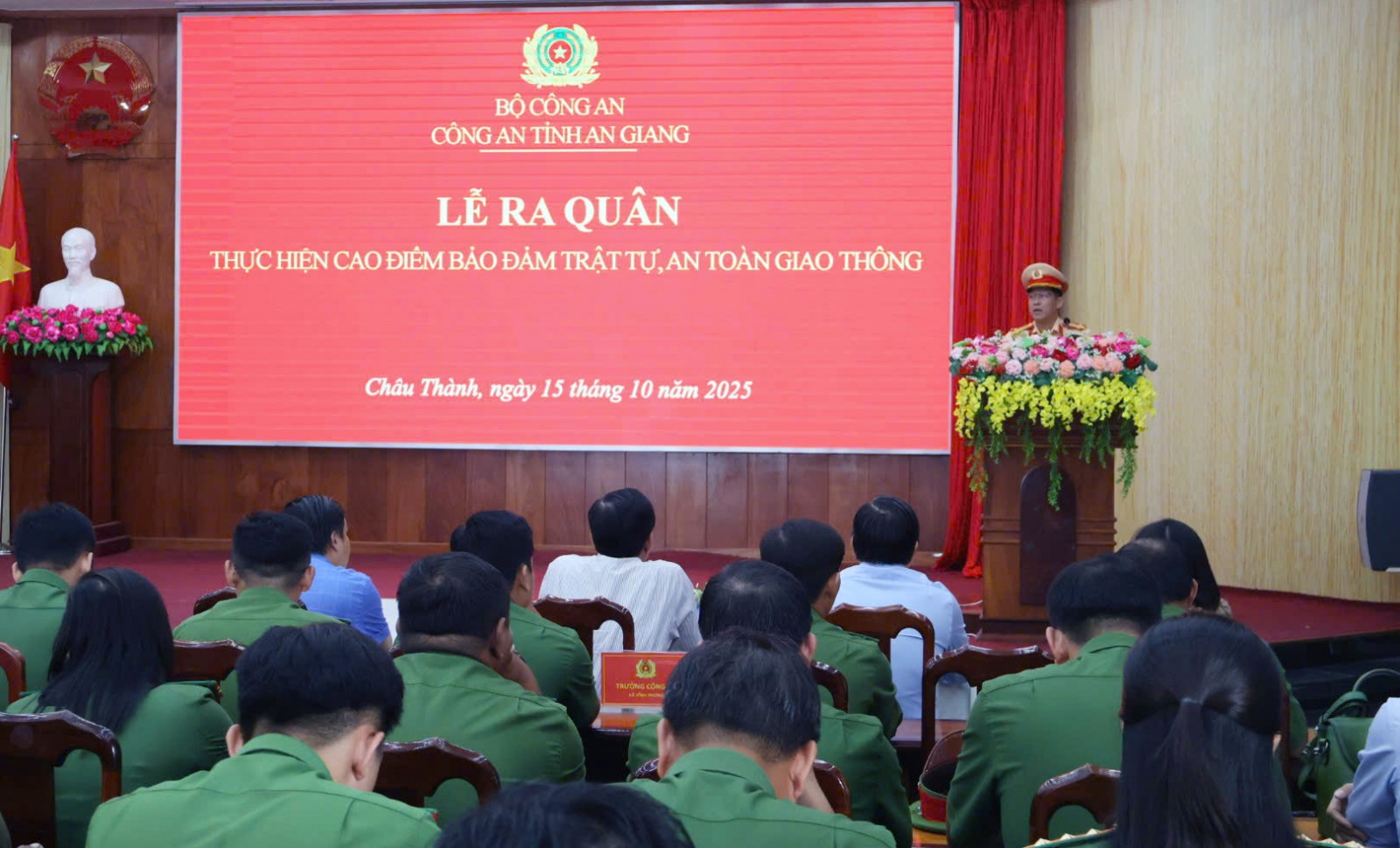 Thượng tá Lê Thắng Lợi Phó Trưởng phòng Cảnh sát giao thông phát biểu khai mạc lễ ra quân ở xã Châu Thành