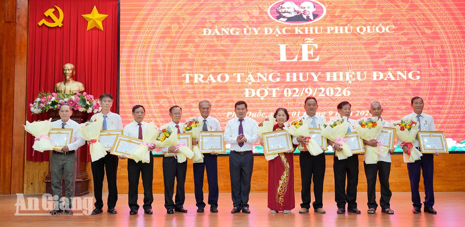 Bí thư Tỉnh ủy An Giang Lê Quang Tùng dự trao Huy hiệu Đảng tại Phú Quốc