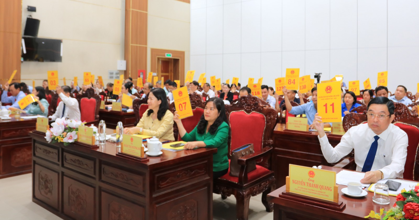 Đại biểu biểu quyết thông qua các Nghị quyết