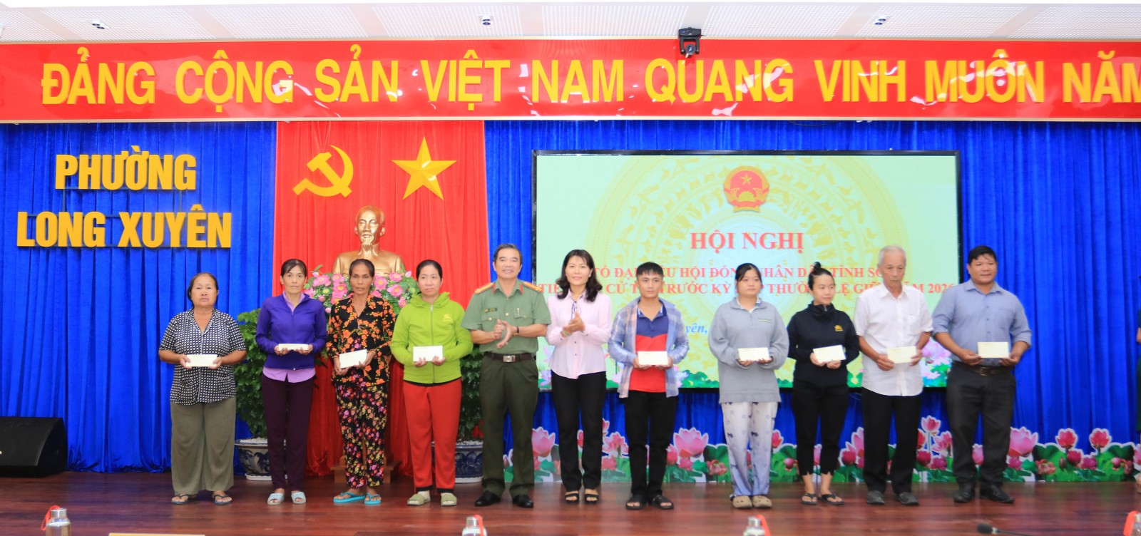 Thành viên Tổ đại biểu số 2 HĐND tỉnh An Giang khóa XI, nhiệm kỳ 2026-2031 trao quà cho người dân