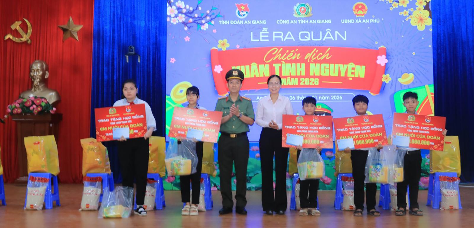 Trao học bổng cho học sinh