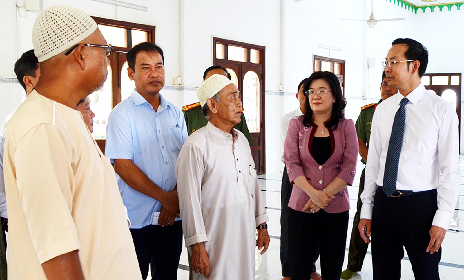 Phó Bí thư Thường trực Tỉnh ủy, Chủ tịch HĐND tỉnh An Giang Nguyễn Thanh Nhàn chúc Tết Roya Haji tại xã Vĩnh Hậu