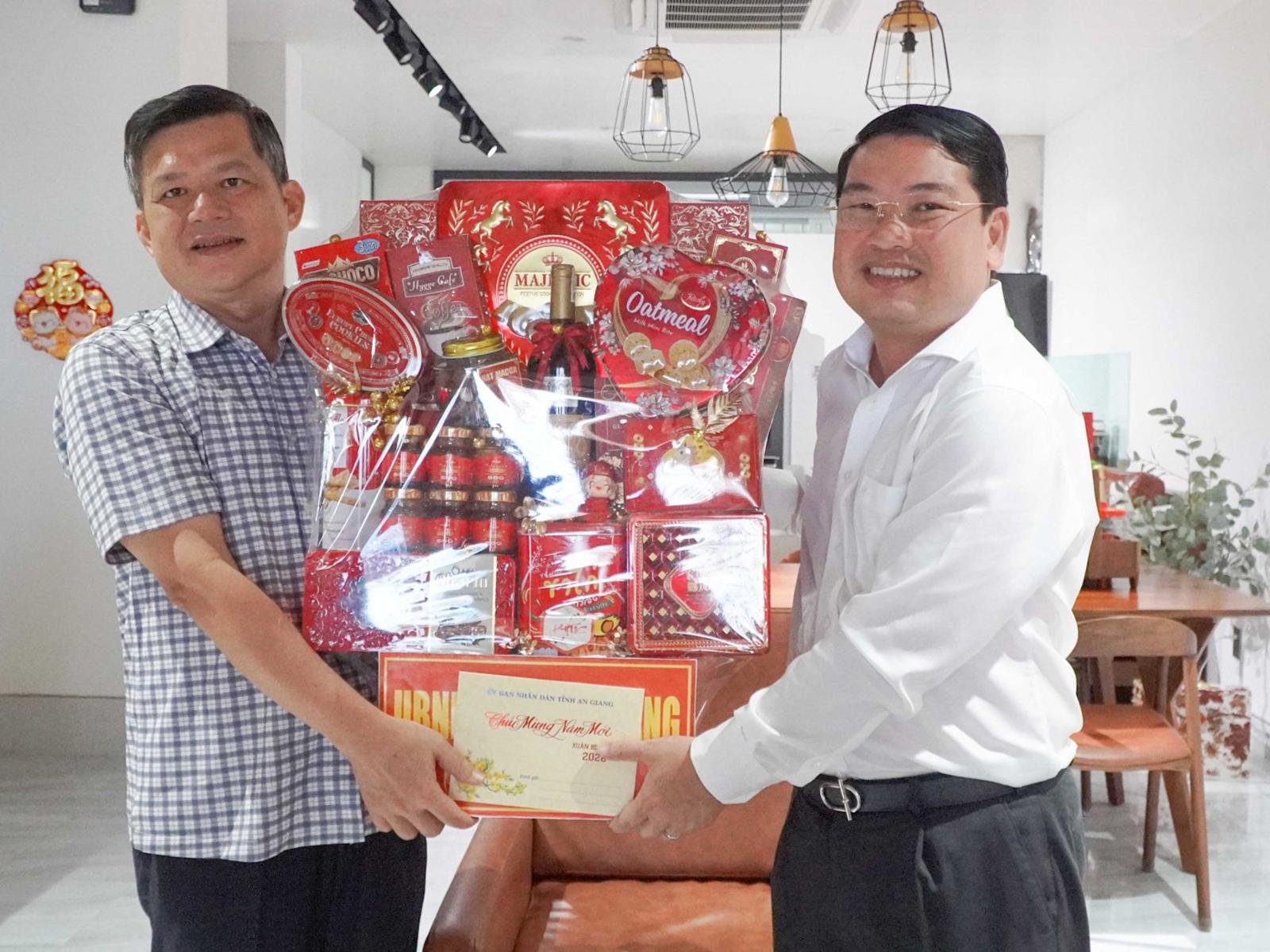 Phó Chủ tịch UBND tỉnh An Giang Lê Trung Hồ thăm, chúc tết nguyên Phó Chủ tịch UBND tỉnh