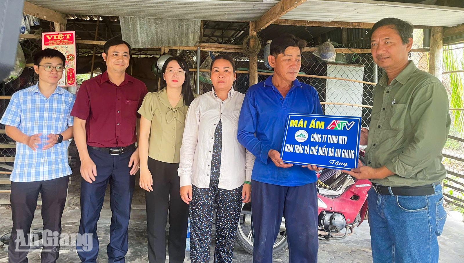 Giám đốc Báo và phát thanh, truyền hình An Giang trao kinh phí xây 5 Mái ấm ATV