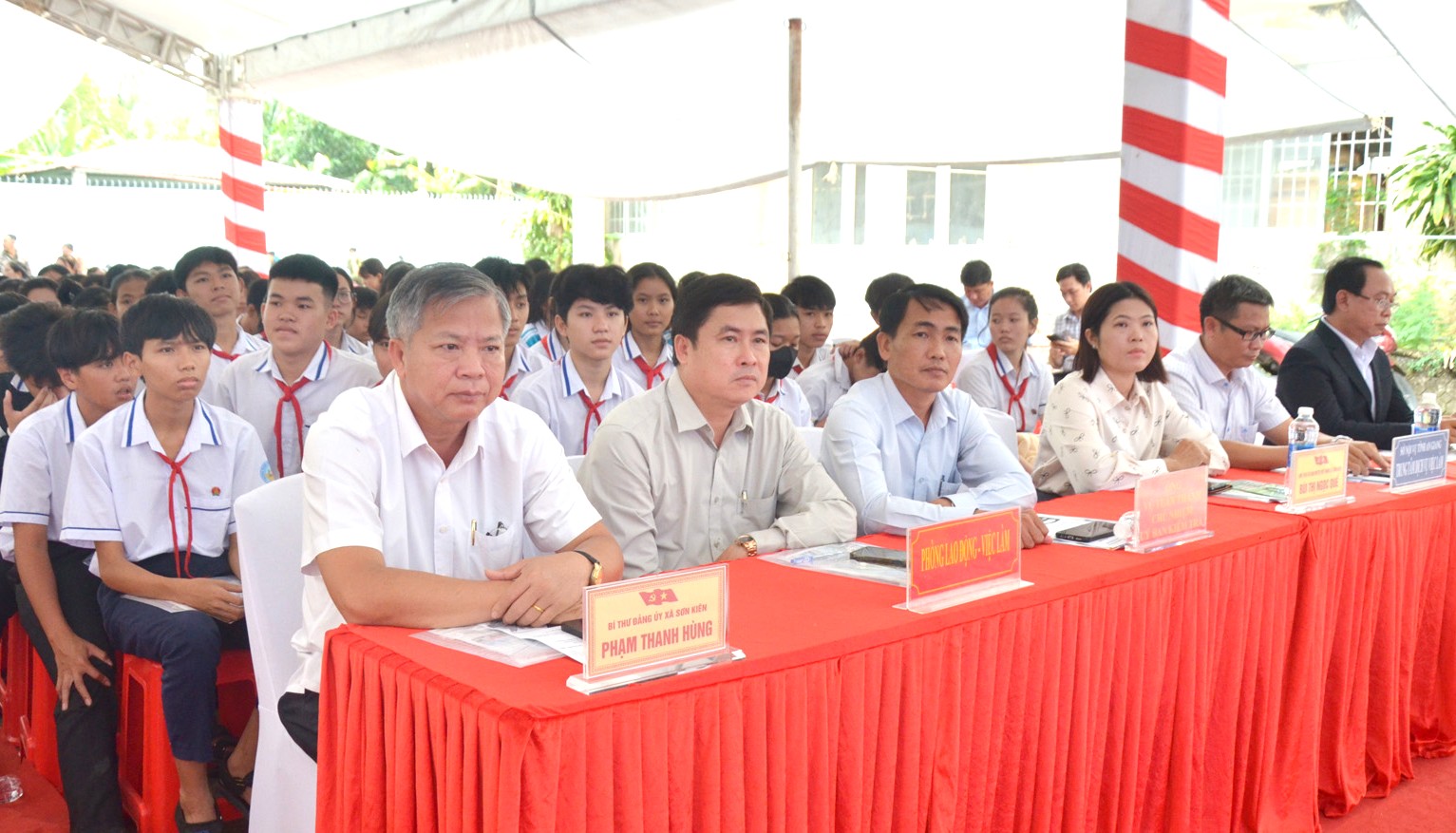 Hơn 400 người lao động xã Sơn Kiên được tư vấn, giới thiệu việc làm