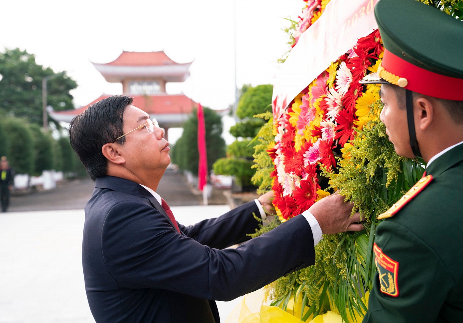 Đoàn đại biểu dự Đại hội Đảng bộ tỉnh An Giang lần thứ I, nhiệm kỳ 2025 - 2030 viếng Nghĩa trang liệt sĩ tỉnh