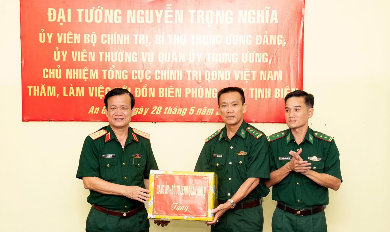 Đại tướng Nguyễn Trọng Nghĩa thăm, làm việc với Đồn Biên phòng Cửa khẩu quốc tế Tịnh Biên