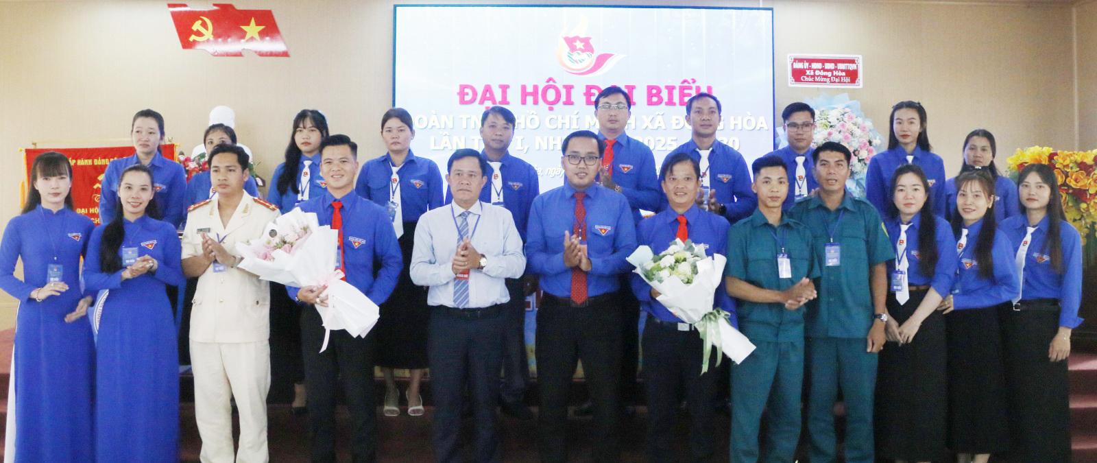 Bí thư Đảng ủy xã Đông Hòa Lê Ngọc Tùng (thứ năm, từ trái qua) và Ủy viên Ban Thường vụ Tỉnh đoàn, Phó Trưởng Ban công tác Đoàn và Thanh niên cơ quan Ủy ban Mặt Trận Tổ quốc Việt Nam tỉnh An Giang Nguyễn Văn Hải (thứ sáu, từ trái qua) tặng hoa chúc mừng Ban Chấp hành Đoàn Thanh niên Cộng sản Hồ Chí Minh xã Đông Hòa khóa I, nhiệm kỳ 2-25 - 2030.