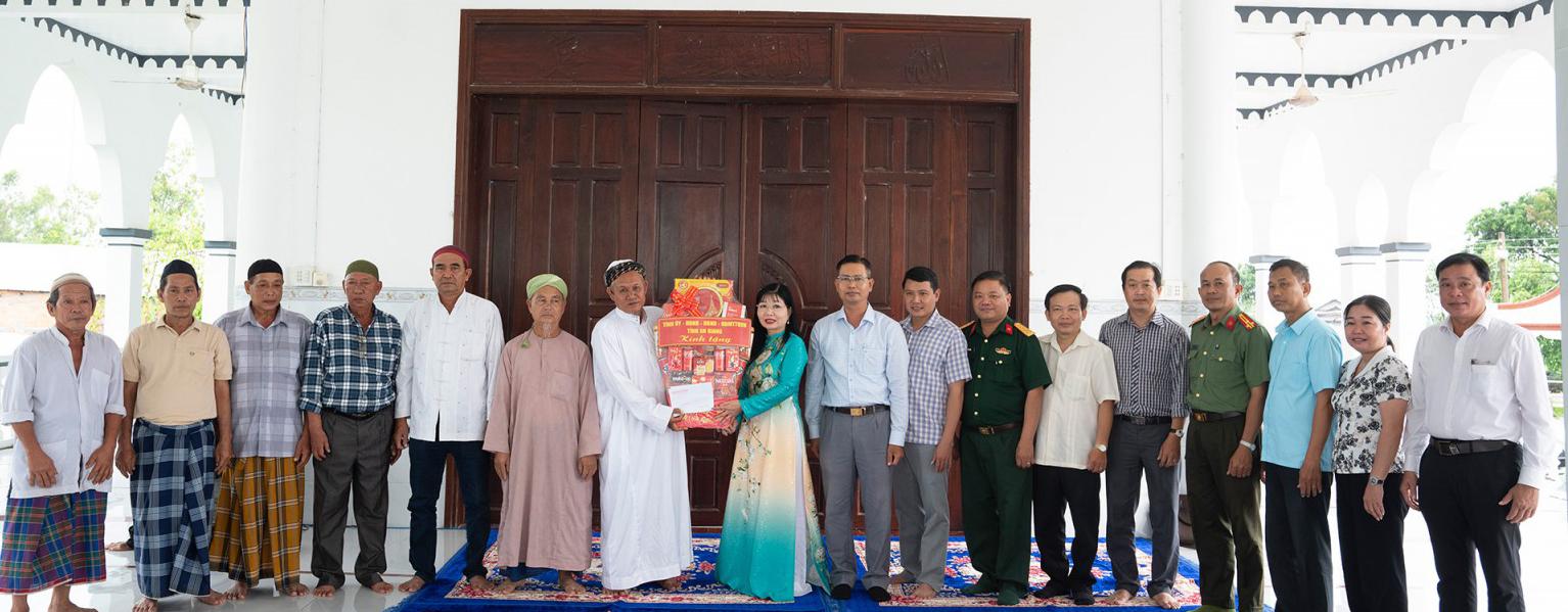 Phó Bí thư Tỉnh ủy, Chủ tịch Ủy ban MTTQ Việt Nam tỉnh An Giang Trần Thị Thanh Hương chúc mừng Tết Roya Haji của đồng bào dân tộc Chăm