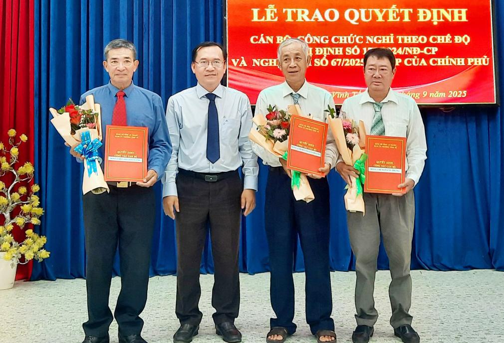 Phường Vĩnh Tế trao quyết định nghỉ hưu, nghỉ chính sách cho cán bộ, công chức, viên chức