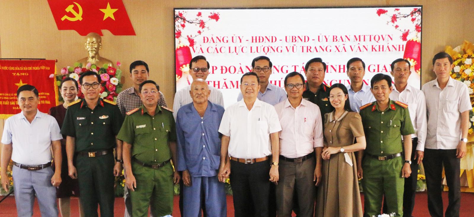 Giám đốc Sở Giáo dục và Đào tạo tỉnh An Giang Trần Quang Bảo chúc tết tại xã Vân Khánh