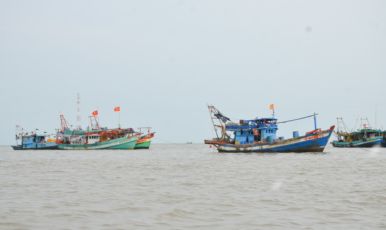 Ngăn tàu cá khai thác sai vùng
