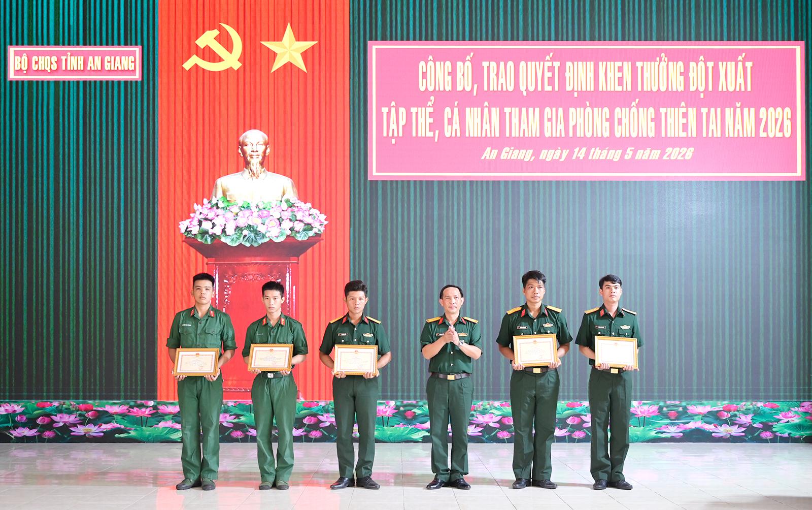 Khen thưởng đột xuất nhiều tập thể, cá nhân xuất sắc trong chữa cháy rừng tại xã Cô Tô