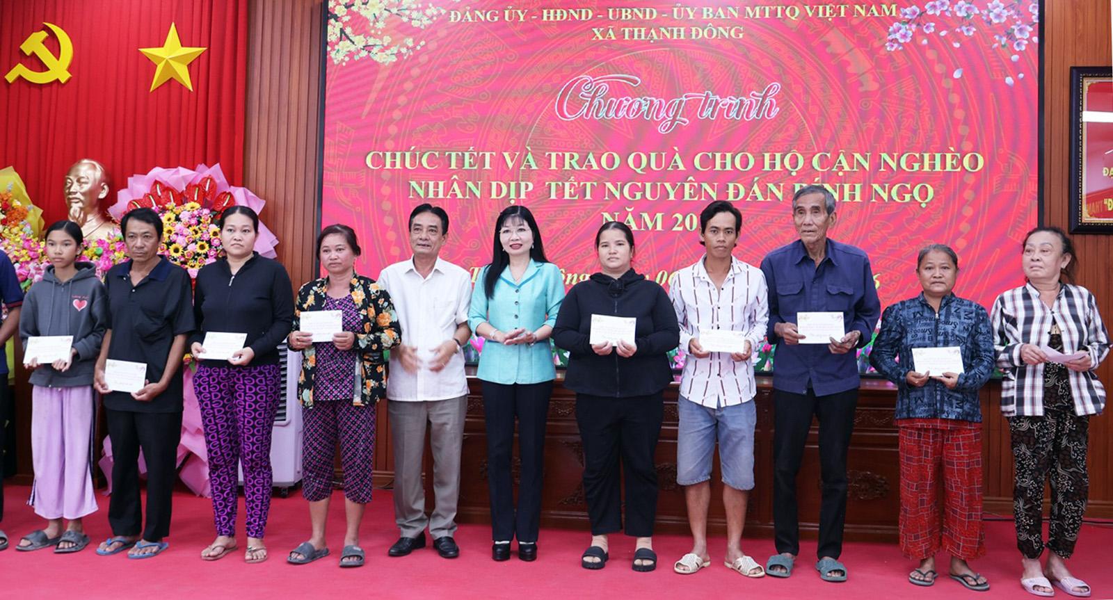 Phó Bí thư Tỉnh ủy An Giang Trần Thị Thanh Hương thăm và chúc tết 4 xã, phường