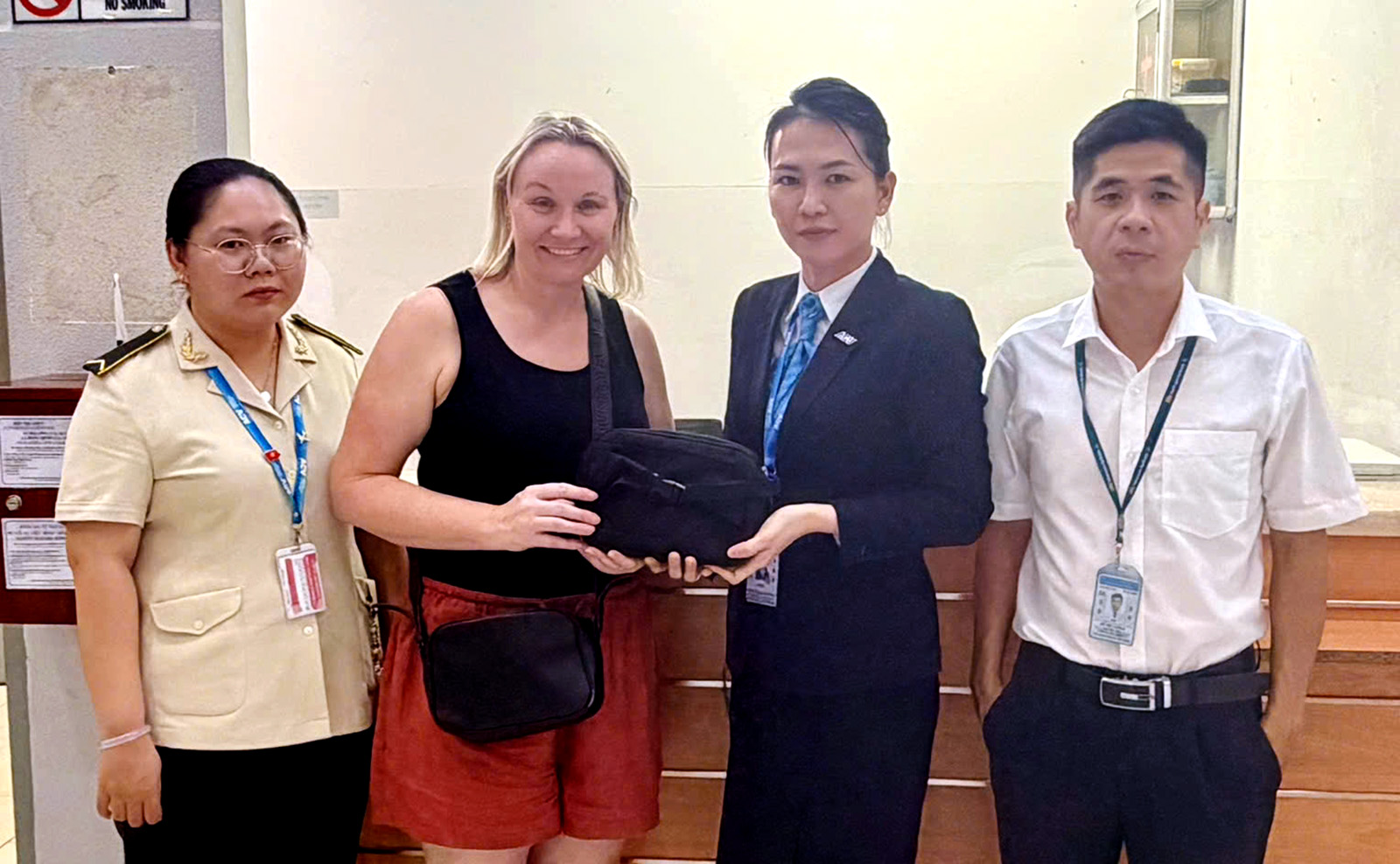 Cảng hàng không quốc tế Phú Quốc trao trả hơn 2.300 đô la Úc cho khách bỏ quên trên máy bay