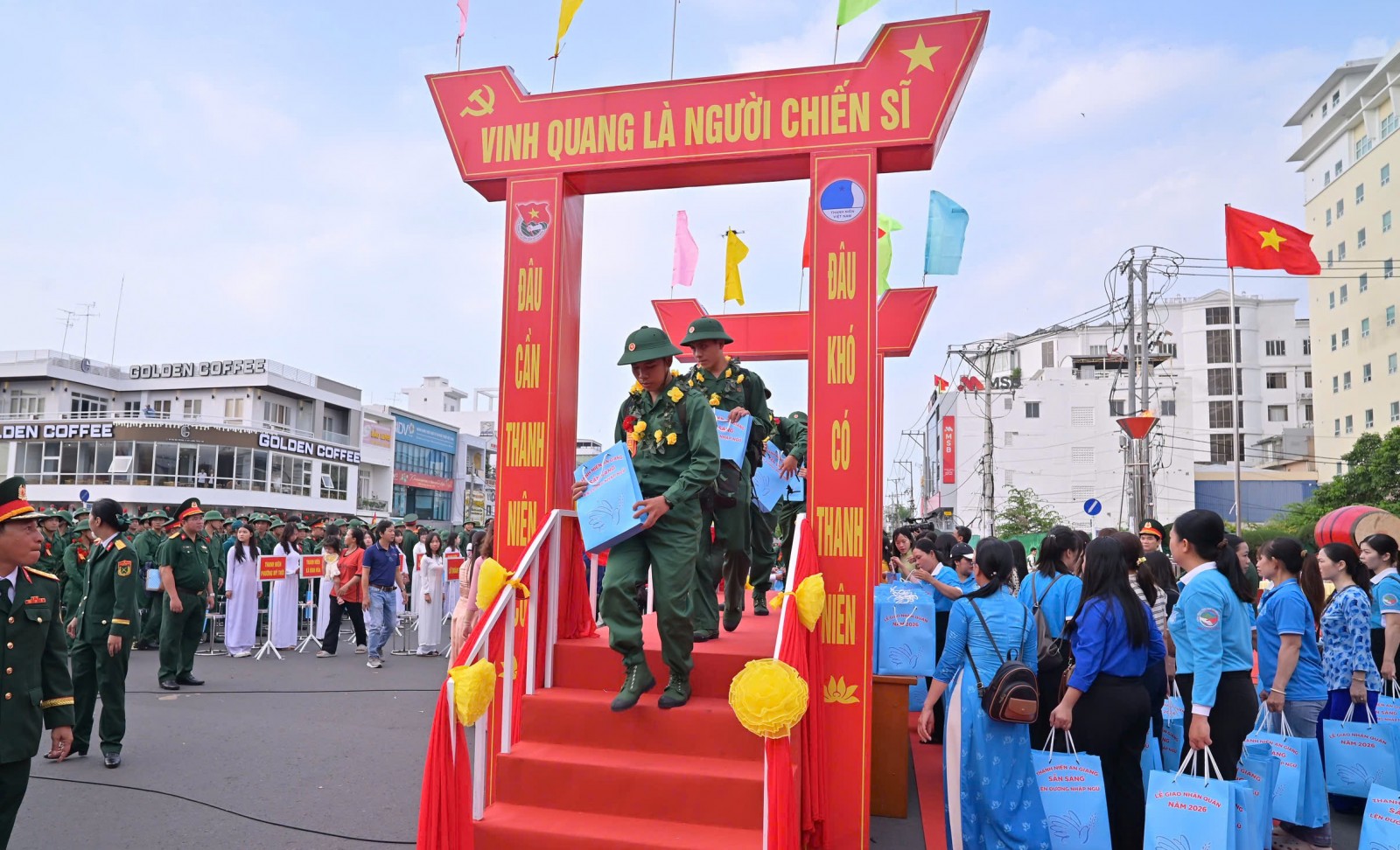 Các thanh niên hăng hái lên đường nhập ngũ